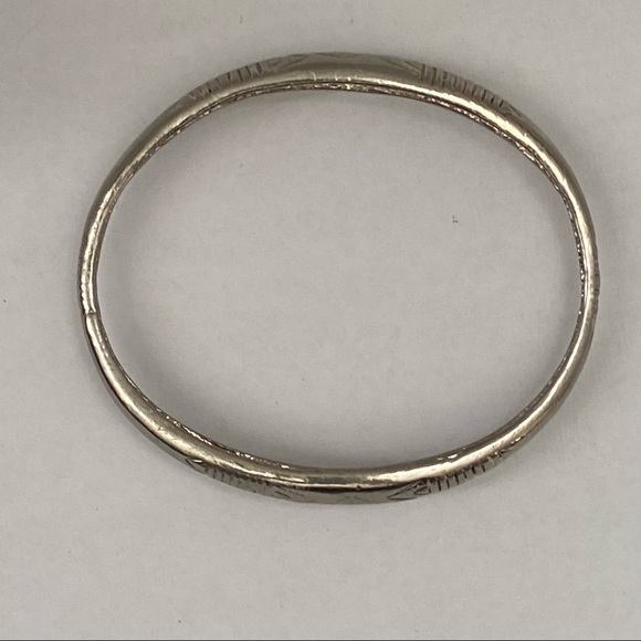 NURI Co.women Jewelry silver tone etched deco silver bangle bracelet. Pre-owned. - Picture 8 of 12